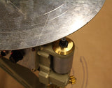 Magnetic tracing head following the edge of a metal template